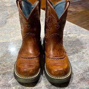 Barely worn size 8 fat baby ariat boots